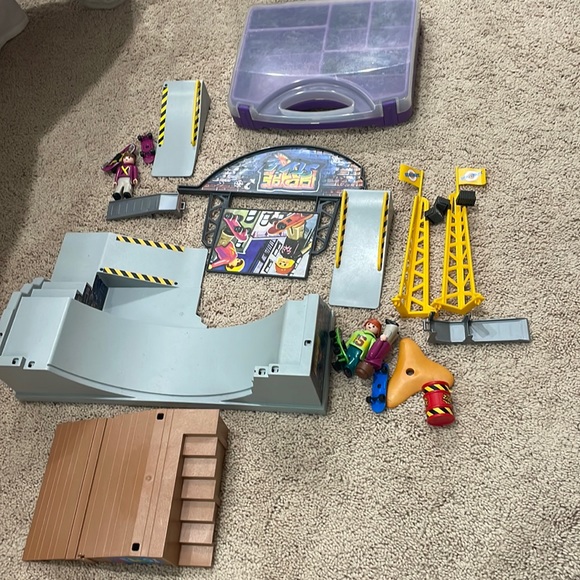 Playmobil skate park set ramps characters skateboards & carrying case great set - Picture 1 of 9